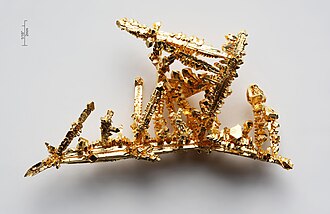 Gold Prices Volatile Amid Market Turmoil, Experts Predict Rebound
